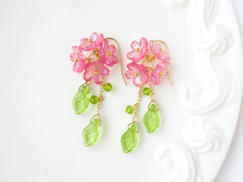 風に揺れる桜のピアス(イヤリングOK)