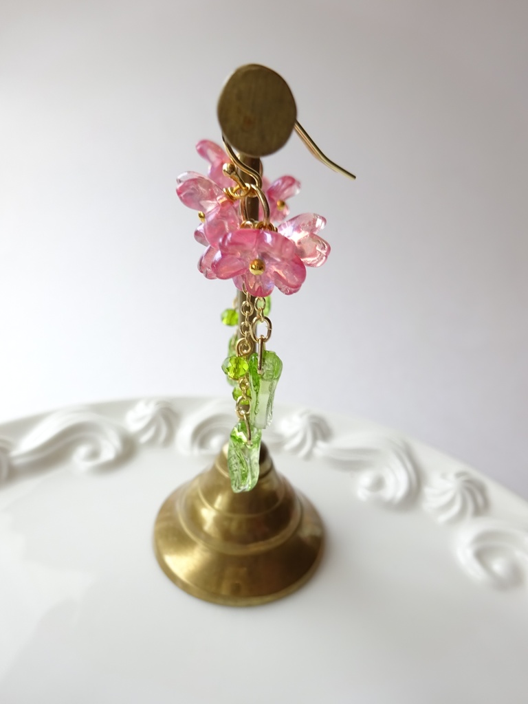 風に揺れる桜のピアス(イヤリングOK)