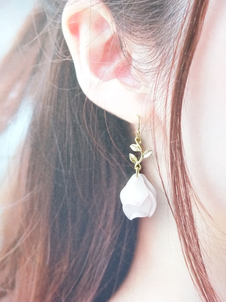 リトルローズ・くすみピンク(イヤリングOK)