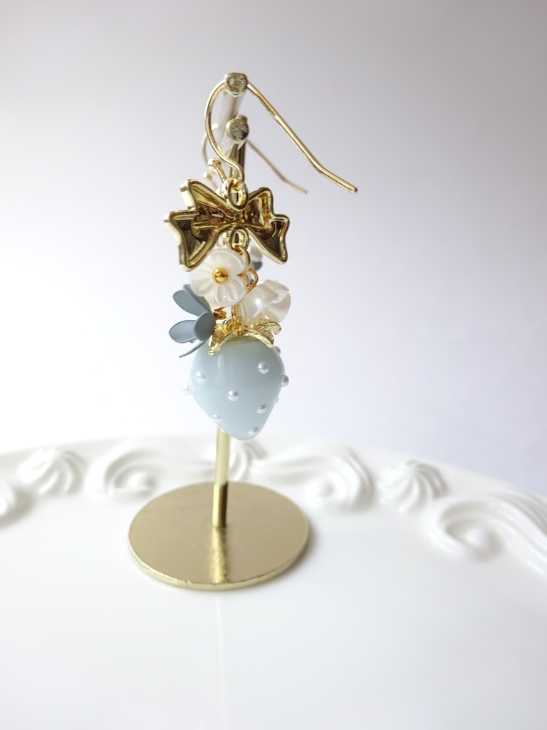 水色苺とお花のピアス(イヤリングOK)