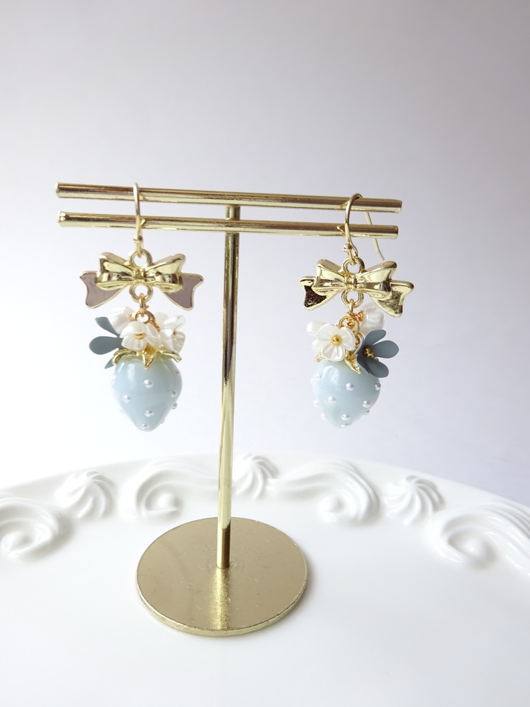 水色苺とお花のピアス(イヤリングOK)