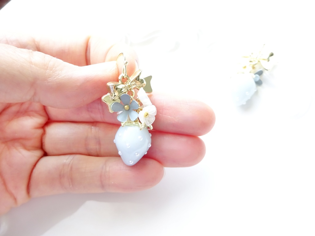 水色苺とお花のピアス(イヤリングOK)