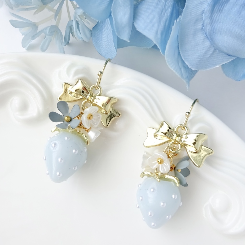 水色苺とお花のピアス(イヤリングOK)