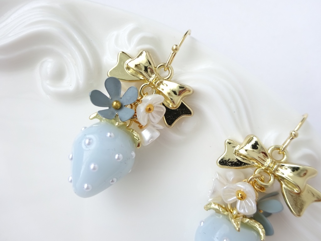 水色苺とお花のピアス(イヤリングOK)