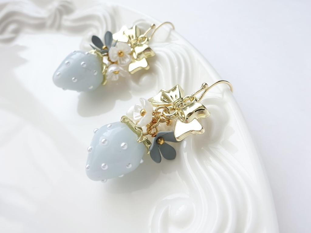 水色苺とお花のピアス(イヤリングOK)