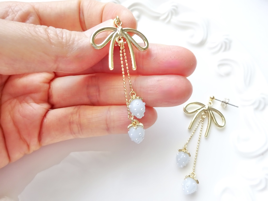 小さな水色苺とリボンのピアス(イヤリングOK)