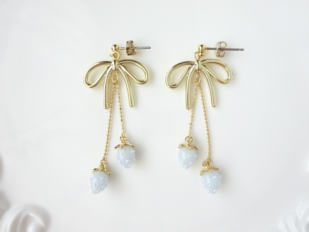 小さな水色苺とリボンのピアス(イヤリングOK)