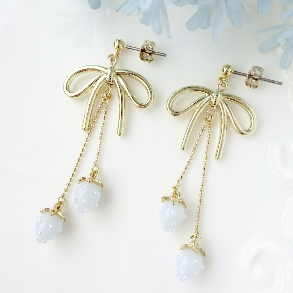 小さな水色苺とリボンのピアス(イヤリングOK)