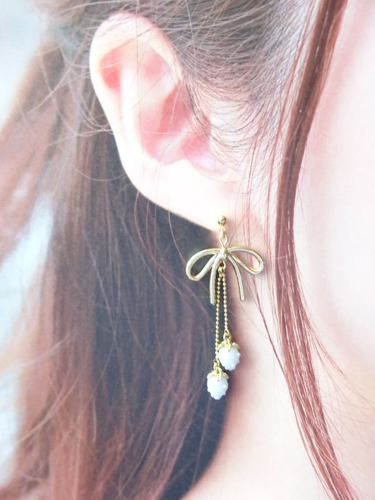 小さな水色苺とリボンのピアス(イヤリングOK)