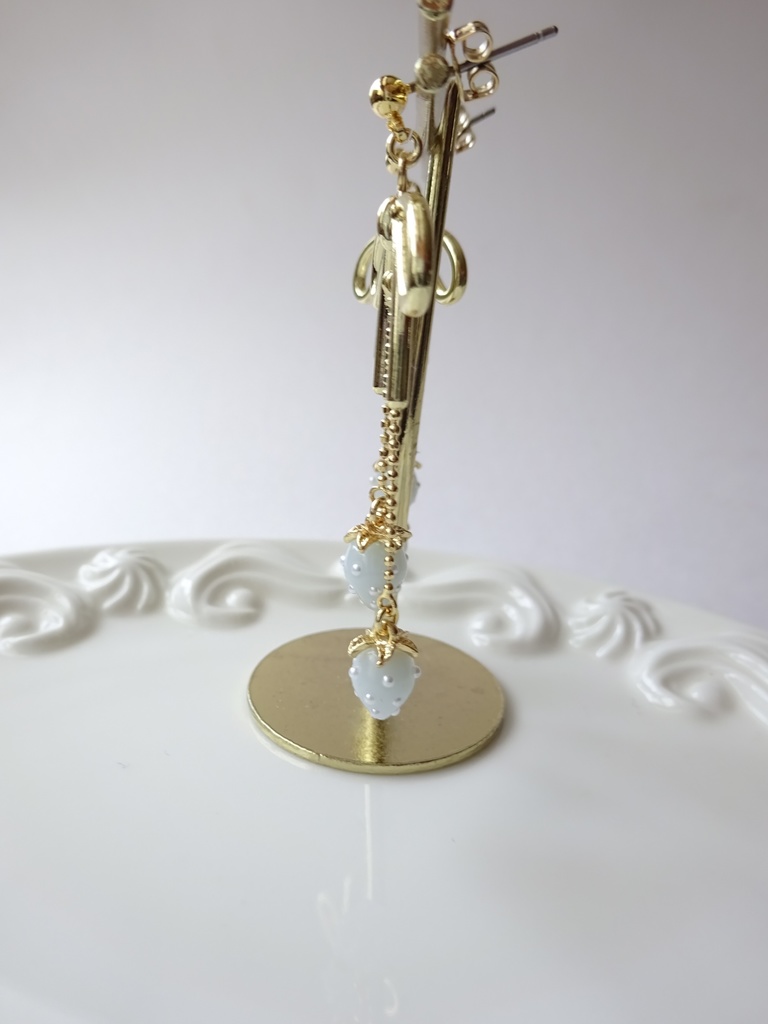 小さな水色苺とリボンのピアス(イヤリングOK)