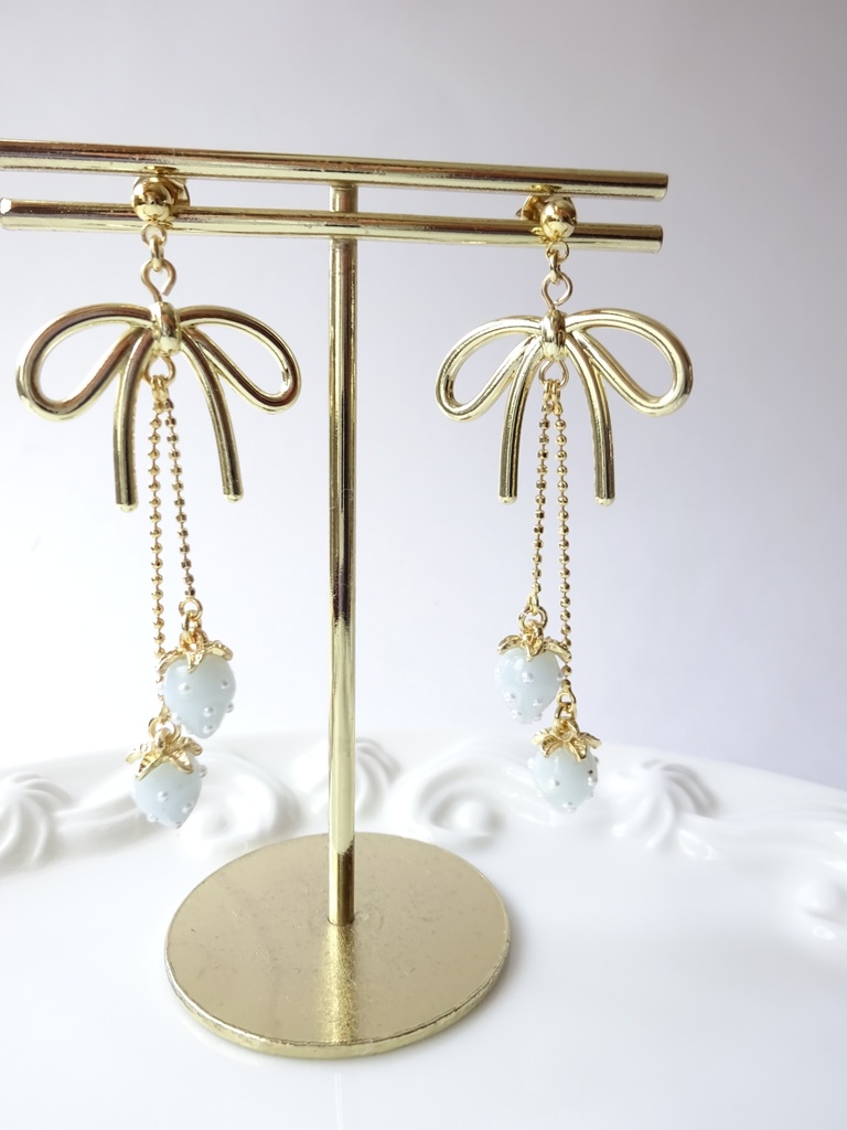 小さな水色苺とリボンのピアス(イヤリングOK)