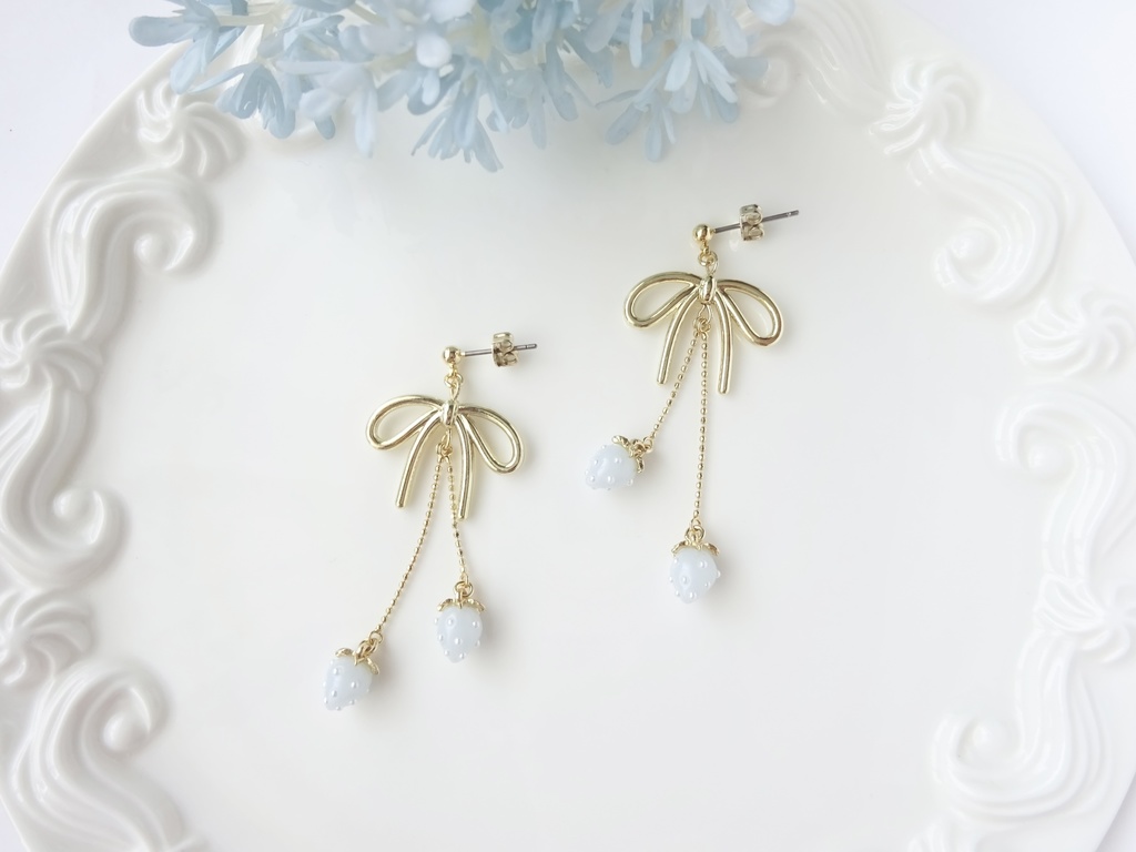 小さな水色苺とリボンのピアス(イヤリングOK)