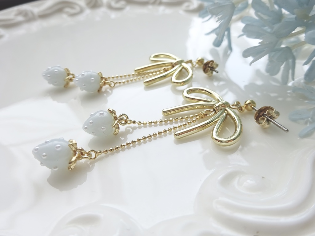 小さな水色苺とリボンのピアス(イヤリングOK)