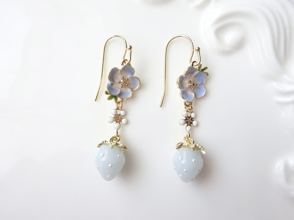 ネモフィラと水色苺のピアス(イヤリングOK)