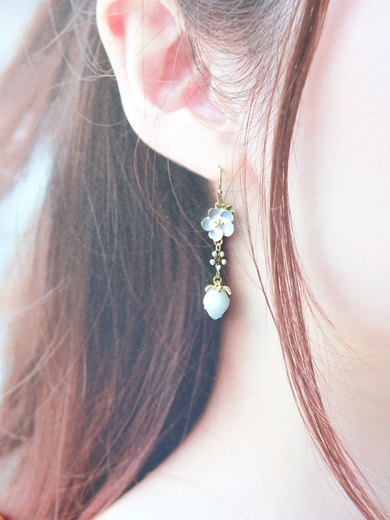 ネモフィラと水色苺のピアス(イヤリングOK)