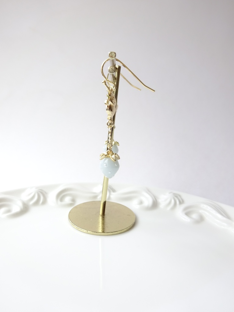 ネモフィラと水色苺のピアス(イヤリングOK)