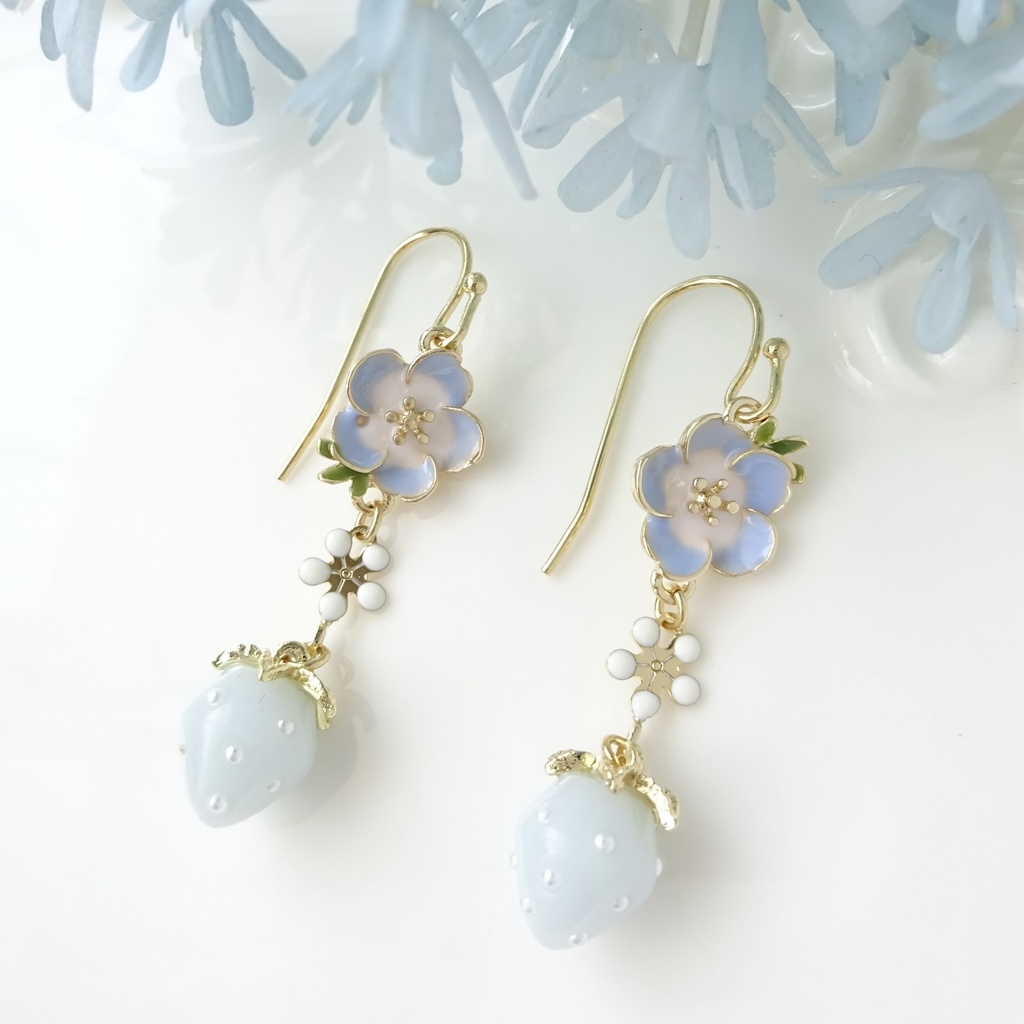 ネモフィラと水色苺のピアス(イヤリングOK)