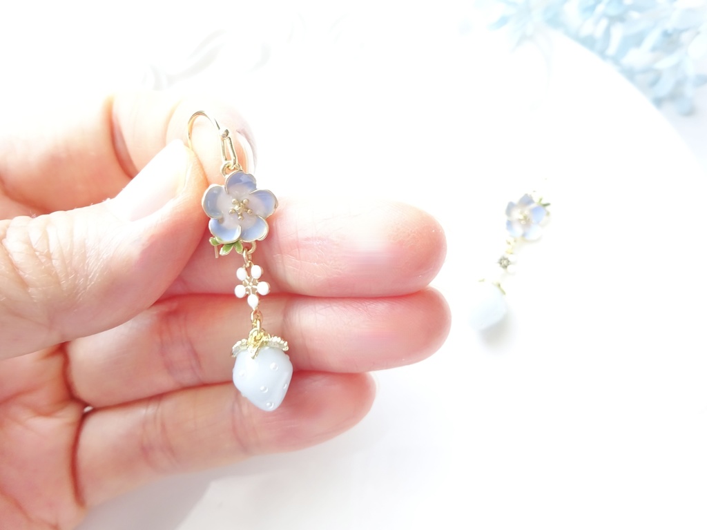 ネモフィラと水色苺のピアス(イヤリングOK)
