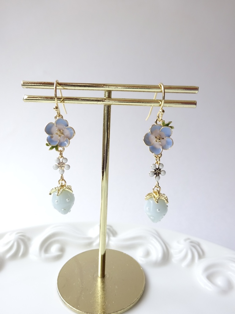 ネモフィラと水色苺のピアス(イヤリングOK)