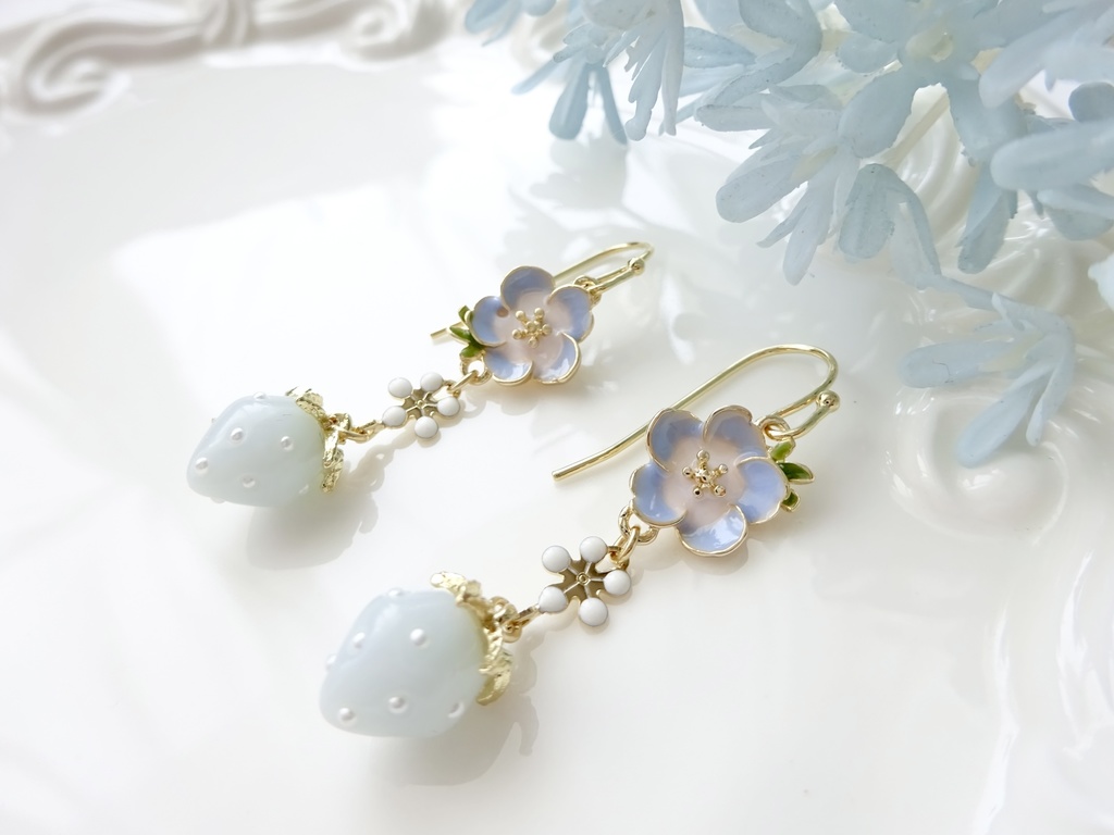 ネモフィラと水色苺のピアス(イヤリングOK)