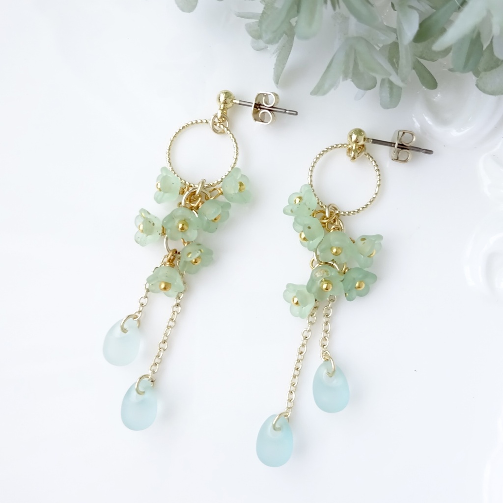 小花と雨粒のピアス・フロストグリーン(イヤリングOK)