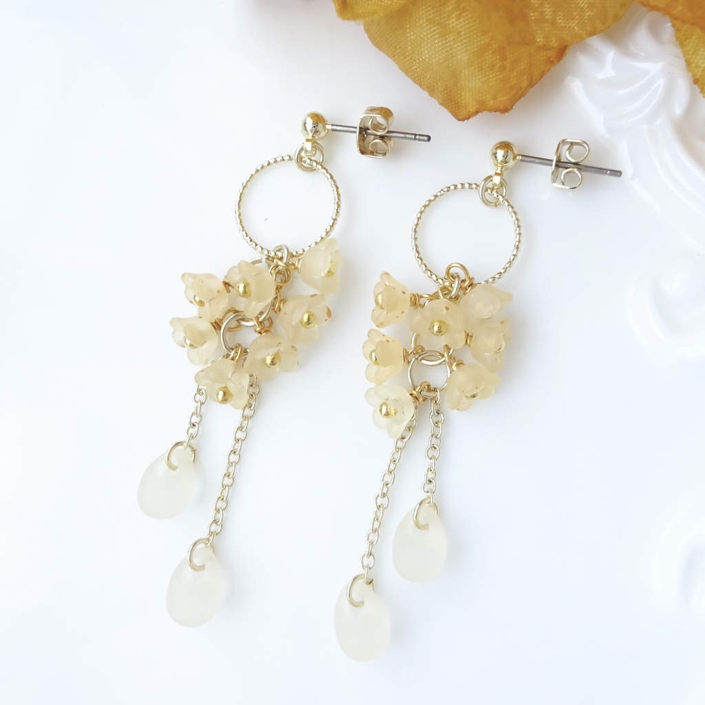 小花と雨粒のピアス・フロストオレンジ(イヤリングOK)