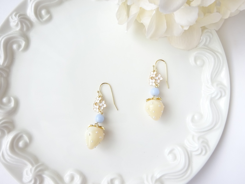 10/7発売*クリーム苺のピアス(イヤリングOK)