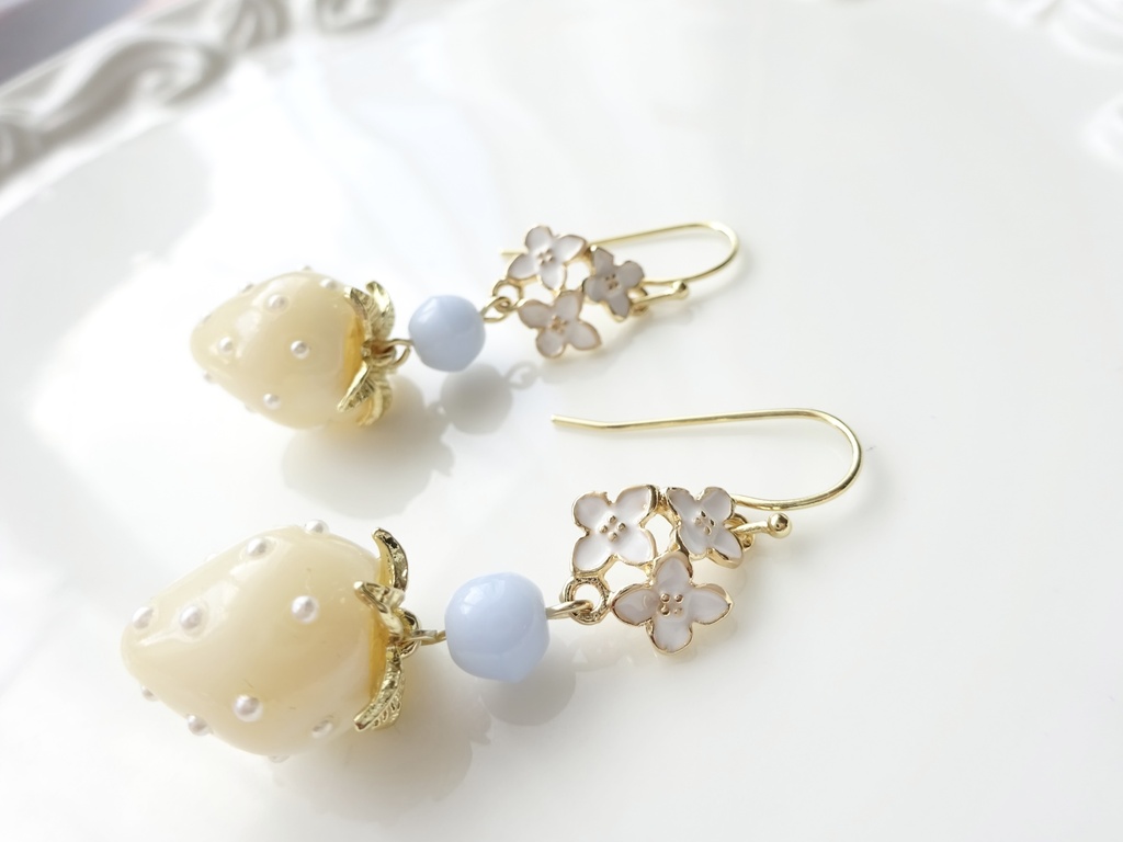 10/7発売*クリーム苺のピアス(イヤリングOK)