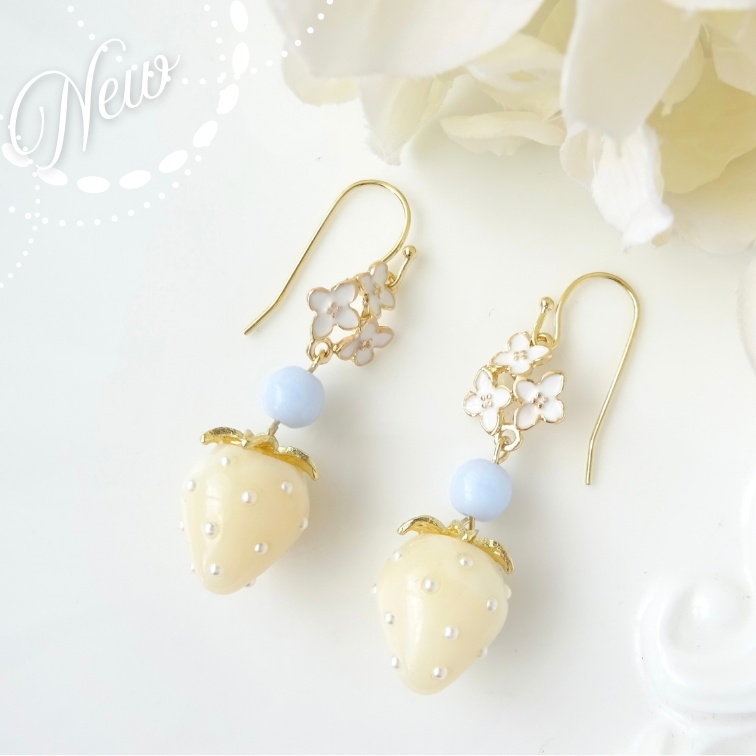 10/7発売＊クリーム苺のピアス(イヤリングOK)