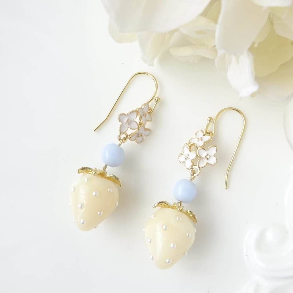 10/7発売*クリーム苺のピアス(イヤリングOK)