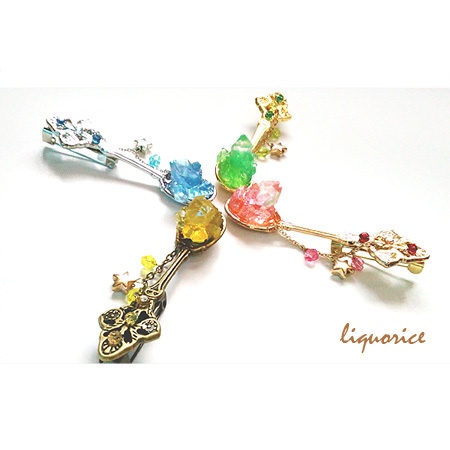 小さな鉱石のブローチ