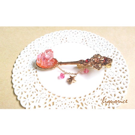 小さな鉱石のブローチ