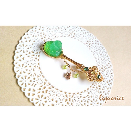 小さな鉱石のブローチ