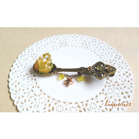 小さな鉱石のブローチ