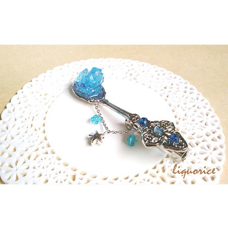 小さな鉱石のブローチ