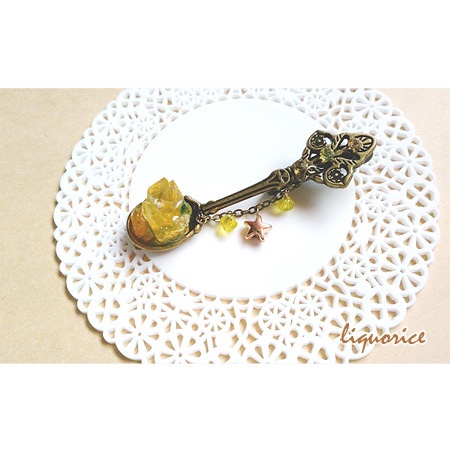 小さな鉱石のブローチ