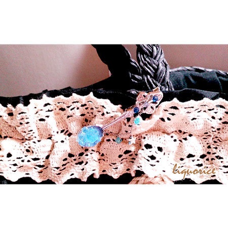 小さな鉱石のブローチ