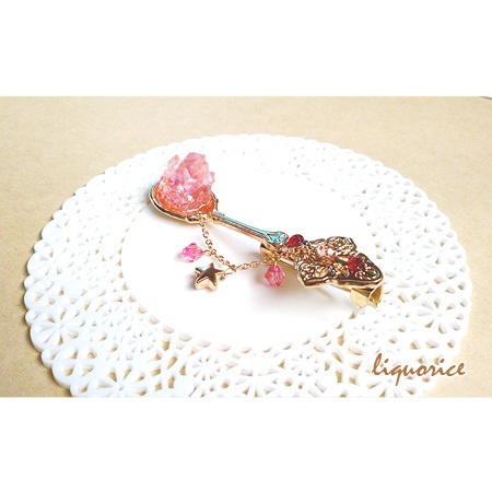 小さな鉱石のブローチ