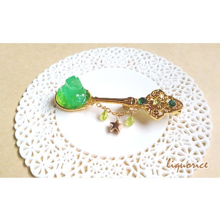 小さな鉱石のブローチ