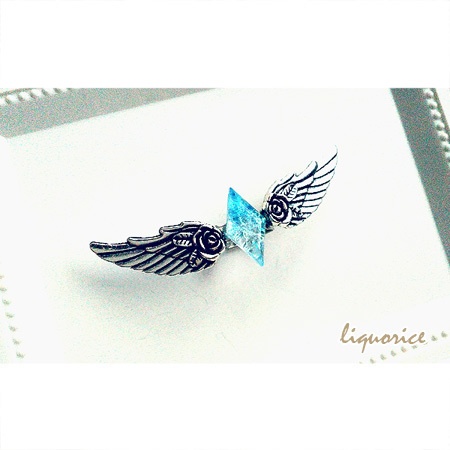 銀色の翼とクリスタルのリング