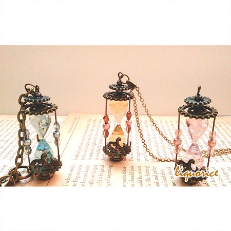 アンティーク砂時計のネックレス&キーホルダー(黄色)