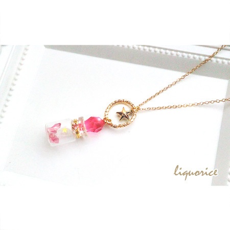 鉱石テラリウムのストラップ・ペンダント(ピンク)