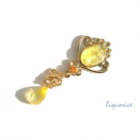 ラウンドクリスタルと雫のペンダント・ブローチピン・キーホルダー