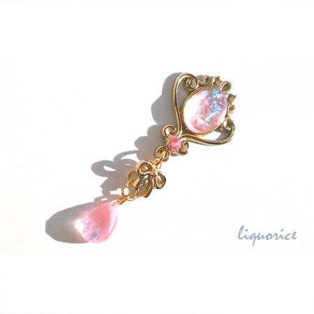 ラウンドクリスタルと雫のペンダント・ブローチピン・キーホルダー