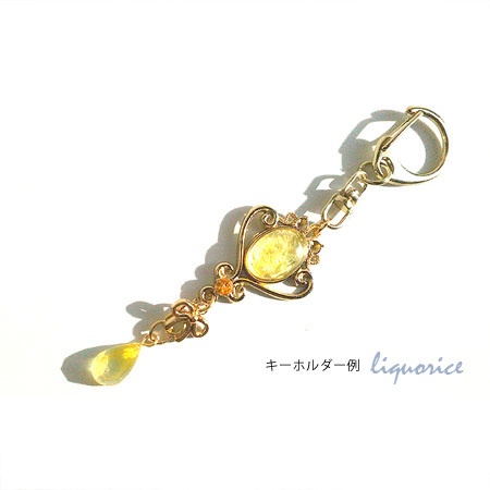 ラウンドクリスタルと雫のペンダント・ブローチピン・キーホルダー