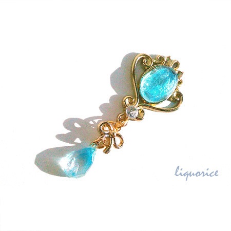 ラウンドクリスタルと雫のペンダント・ブローチピン・キーホルダー