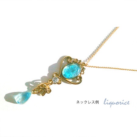 ラウンドクリスタルと雫のペンダント・ブローチピン・キーホルダー