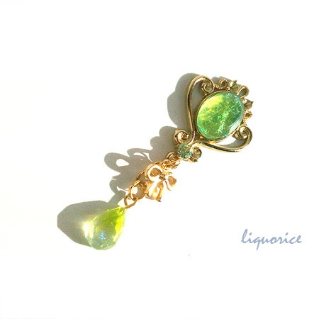 ラウンドクリスタルと雫のペンダント・ブローチピン・キーホルダー