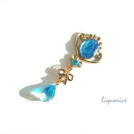 ラウンドクリスタルと雫のペンダント・ブローチピン・キーホルダー