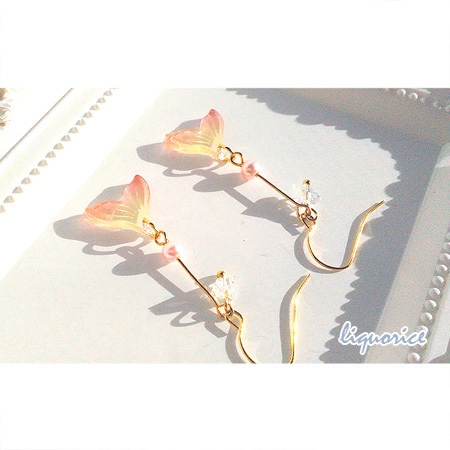 フィッシュテールのピアス・イヤリング(ピンク色)